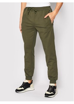 Guess Spodnie dresowe Z2RB14 K6ZS1 Zielony Regular Fit ze sklepu MODIVO w kategorii Spodnie męskie - zdjęcie 170022866