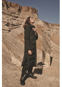 Pikowana kurtka z kapturem czarna ze sklepu Moodo.pl w kategorii Kurtki damskie - zdjęcie 170023909