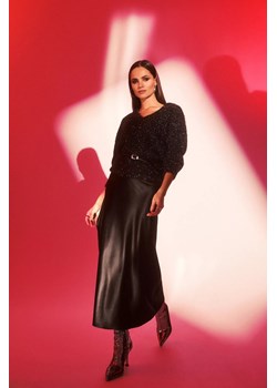 Satynowa spódnica midi czarna ze sklepu Moodo.pl w kategorii Spódnice - zdjęcie 170024656