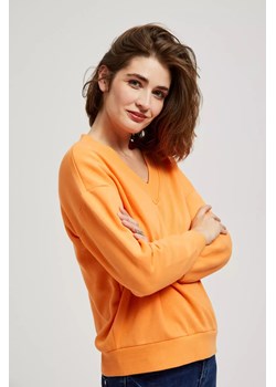 Bluza z dekoltem w serek pomarańczowa ze sklepu Moodo.pl w kategorii Bluzy damskie - zdjęcie 170025189