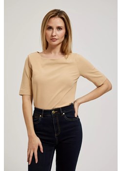 Gładka dopasowana bluzka z krótkimi rękawami beżowa ze sklepu Moodo.pl w kategorii Bluzki damskie - zdjęcie 170026776