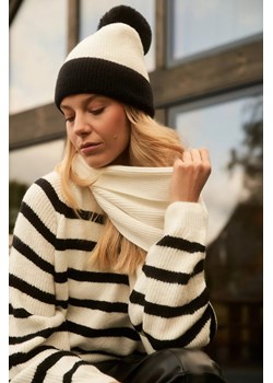Sweter w paski z okrągłym dekoltem perłowo-czarny ze sklepu Moodo.pl w kategorii Swetry damskie - zdjęcie 170027317