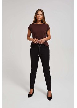 Spodnie z prostymi nogawkami i wiązaniem w pasie czarne ze sklepu Moodo.pl w kategorii Spodnie damskie - zdjęcie 170028238
