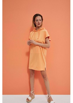 Sukienka dresowa z kapturem brzoskwiniowa ze sklepu Moodo.pl w kategorii Sukienki - zdjęcie 170028419