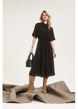 Szmizjerka wiązana w talii z kieszeniami czarna ze sklepu Moodo.pl w kategorii Sukienki - zdjęcie 170028859