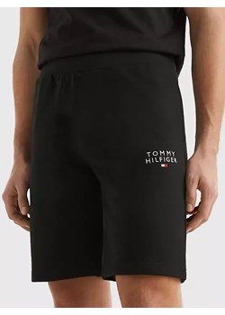 Spodnie dresowe męskie krótkie Tommy Hilfiger czarne UM0UM02881 ze sklepu piubiu_pl w kategorii Spodenki męskie - zdjęcie 170031899