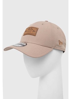 New Era czapka z daszkiem kolor beżowy z aplikacją ze sklepu PRM w kategorii Czapki z daszkiem damskie - zdjęcie 170039405