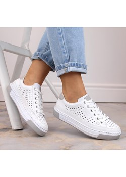 Skórzane komfortowe buty damskie sportowe ażurowe białe Rieker L8849-80 ze sklepu ButyModne.pl w kategorii Trampki damskie - zdjęcie 170040538