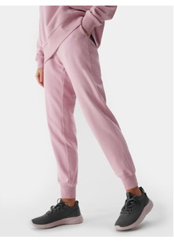 4F Spodnie dresowe 4FWSS24TTROF606 Różowy Regular Fit ze sklepu MODIVO w kategorii Spodnie damskie - zdjęcie 170045495