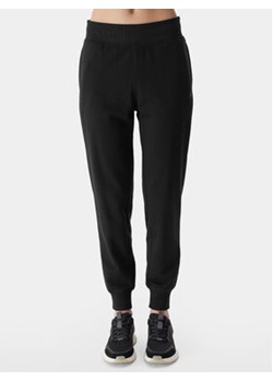 4F Spodnie dresowe 4FWSS24TTROF606 Czarny Regular Fit ze sklepu MODIVO w kategorii Spodnie damskie - zdjęcie 170045559