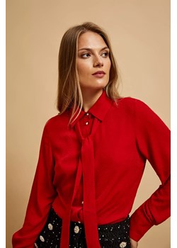Koszula z wiązanym dekoltem czerwona ze sklepu Moodo.pl w kategorii Koszule damskie - zdjęcie 170046456