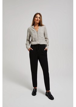 Gładkie spodnie z wiązaniem w pasie i kieszeniami czarne ze sklepu Moodo.pl w kategorii Spodnie damskie - zdjęcie 170047126