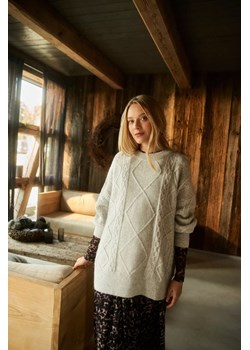 Sweter z ozdobnym splotem jasnoszary ze sklepu Moodo.pl w kategorii Swetry damskie - zdjęcie 170047185