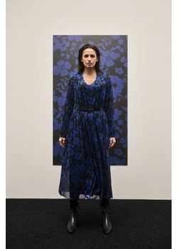 Sukienka z kwiatowym printem i paskiem niebieska ze sklepu Moodo.pl w kategorii Sukienki - zdjęcie 170048438