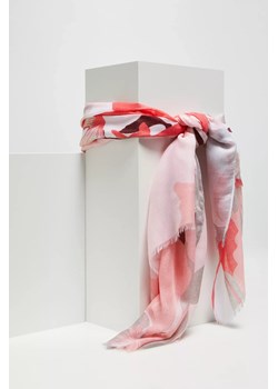 Wzorzysty szal z delikatnymi frędzlami różowy ze sklepu Moodo.pl w kategorii Szaliki i chusty damskie - zdjęcie 170048696