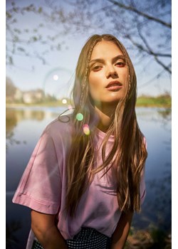 Gładki t-shirt pudrowo-różowy ze sklepu Moodo.pl w kategorii Bluzki damskie - zdjęcie 170048989