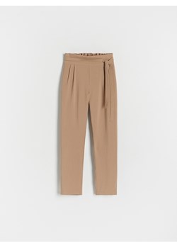Reserved - Spodnie z paskiem - beżowy ze sklepu Reserved w kategorii Spodnie dziewczęce - zdjęcie 170052655
