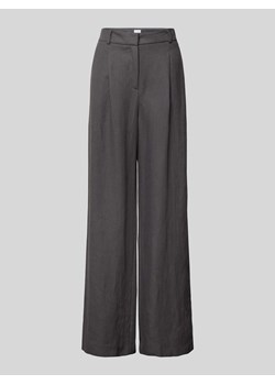 Spodnie materiałowe o rozkloszowanym kroju z zakładkami w pasie ze sklepu Peek&Cloppenburg  w kategorii Spodnie damskie - zdjęcie 170056515