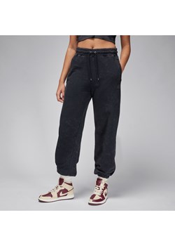 Damskie spodnie z dzianiny z efektem sprania Jordan Flight Fleece - Czerń ze sklepu Nike poland w kategorii Spodnie damskie - zdjęcie 170057479