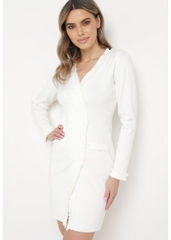 Biała Sukienka Sweterkowa Dwurzędowa z Guzikami i Ozdobnymi Frędzlami Vluona ze sklepu Born2be Odzież w kategorii Sukienki - zdjęcie 170060229