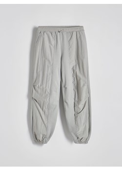 Reserved - Spodnie jogger z kieszeniami cargo - jasnoszary ze sklepu Reserved w kategorii Spodnie damskie - zdjęcie 170063476