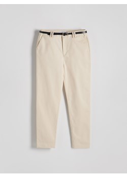 Reserved - Spodnie chino z paskiem - beżowy ze sklepu Reserved w kategorii Spodnie damskie - zdjęcie 170063719