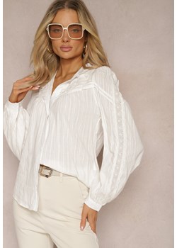 Biała Koszula z Bawełny z Kołnierzykiem z Falbanką i Ażurowym Zdobieniem Xanetha ze sklepu Renee odzież w kategorii Koszule damskie - zdjęcie 170068739