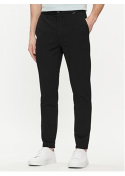 Calvin Klein Spodnie materiałowe K10K113647 Czarny Comfort Fit ze sklepu MODIVO w kategorii Spodnie męskie - zdjęcie 170073807