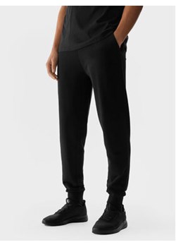 4F Spodnie dresowe 4FWSS24TTROM603 Czarny Regular Fit ze sklepu MODIVO w kategorii Spodnie męskie - zdjęcie 170073837