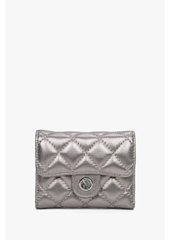 Estro: Mały srebrny portfel damski z ozdobnym tłoczeniem ze sklepu Estro w kategorii Portfele damskie - zdjęcie 170094295