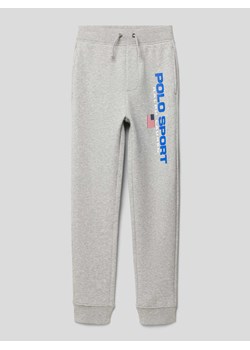 Spodnie dresowe z nadrukiem z logo ze sklepu Peek&Cloppenburg  w kategorii Spodnie chłopięce - zdjęcie 170094786