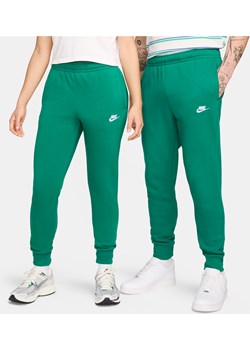 Joggery Nike Sportswear Club Fleece - Zieleń ze sklepu Nike poland w kategorii Spodnie męskie - zdjęcie 170103709
