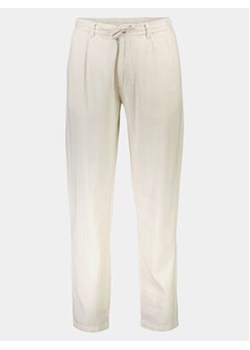 Lindbergh Spodnie materiałowe 30-003020 Biały Relaxed Fit ze sklepu MODIVO w kategorii Spodnie męskie - zdjęcie 170108856