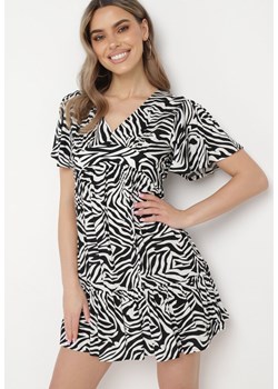 Czarno-Biała Sukienka Mini z Wiskozy w Abstrakcyjne Paski Ethikala ze sklepu Born2be Odzież w kategorii Sukienki - zdjęcie 170109608