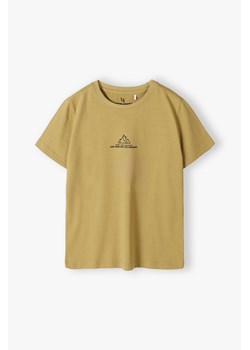 Bawełniany brązowy t-shirt z małym nadrukiem z przodu ze sklepu 5.10.15 w kategorii T-shirty chłopięce - zdjęcie 170111466