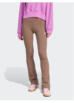adidas Spodnie dzianinowe Essentials IR5945 Brązowy Flare Fit ze sklepu MODIVO w kategorii Spodnie damskie - zdjęcie 170119988