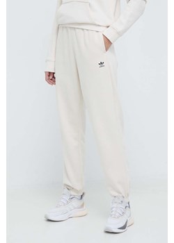 adidas Originals spodnie dresowe Essentials Fleece Joggers kolor beżowy z aplikacją IA6436 ze sklepu PRM w kategorii Spodnie damskie - zdjęcie 170121525