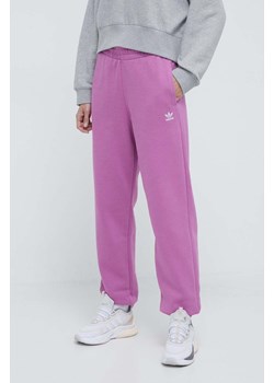 adidas Originals spodnie dresowe Essentials Fleece Joggers kolor różowy gładkie IR5964 ze sklepu PRM w kategorii Spodnie damskie - zdjęcie 170121527