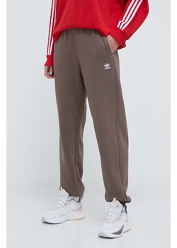 adidas Originals spodnie dresowe Essentials Fleece Joggers kolor brązowy gładkie IR5974 ze sklepu PRM w kategorii Spodnie damskie - zdjęcie 170121529