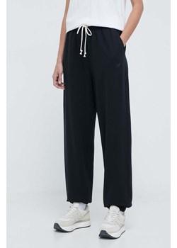 New Balance spodnie dresowe bawełniane WP41513BK kolor czarny gładkie ze sklepu PRM w kategorii Spodnie damskie - zdjęcie 170121545