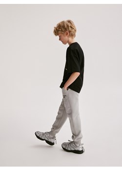 Reserved - Dresowe spodnie jogger - jasnoszary ze sklepu Reserved w kategorii Spodnie chłopięce - zdjęcie 170125068