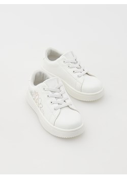 Reserved - Sneakersy z aplikacją - biały ze sklepu Reserved w kategorii Buty sportowe dziecięce - zdjęcie 170135836