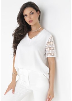 Biała Bluzka z Ażurowym Zdobieniem Avel ze sklepu Born2be Odzież w kategorii Bluzki damskie - zdjęcie 170139737