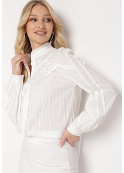 Biała Bawełniana Koszula z Falbanką i Ażurowymi Wstawkami Wistiera ze sklepu Born2be Odzież w kategorii Koszule damskie - zdjęcie 170140095