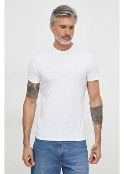 Guess t-shirt bawełniany PIMA męski kolor biały z aplikacją M2BP47 K7HD0 ze sklepu ANSWEAR.com w kategorii T-shirty męskie - zdjęcie 170144138