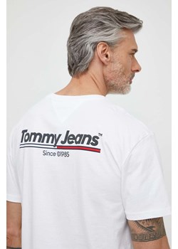 Tommy Jeans t-shirt bawełniany męski kolor biały z nadrukiem DM0DM18590 ze sklepu ANSWEAR.com w kategorii T-shirty męskie - zdjęcie 170144238