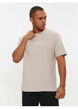 Calvin Klein T-Shirt Hero K10K111346 Beżowy Regular Fit ze sklepu MODIVO w kategorii T-shirty męskie - zdjęcie 170149068