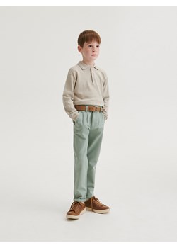 Reserved - Strukturalne spodnie chino z paskiem - jasnozielony ze sklepu Reserved w kategorii Spodnie chłopięce - zdjęcie 170152028