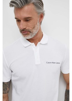 Calvin Klein Jeans polo męski kolor beżowy z nadrukiem ze sklepu ANSWEAR.com w kategorii T-shirty męskie - zdjęcie 170175966
