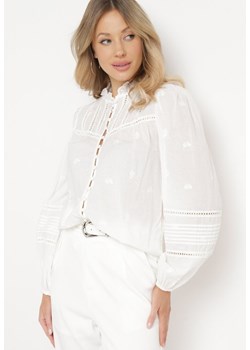Biała Bawełniana Koszula z Falbanką przy Szyi Ozdobiona Haftami i Ażurową Taśmą Rionna ze sklepu Born2be Odzież w kategorii Koszule damskie - zdjęcie 170184398